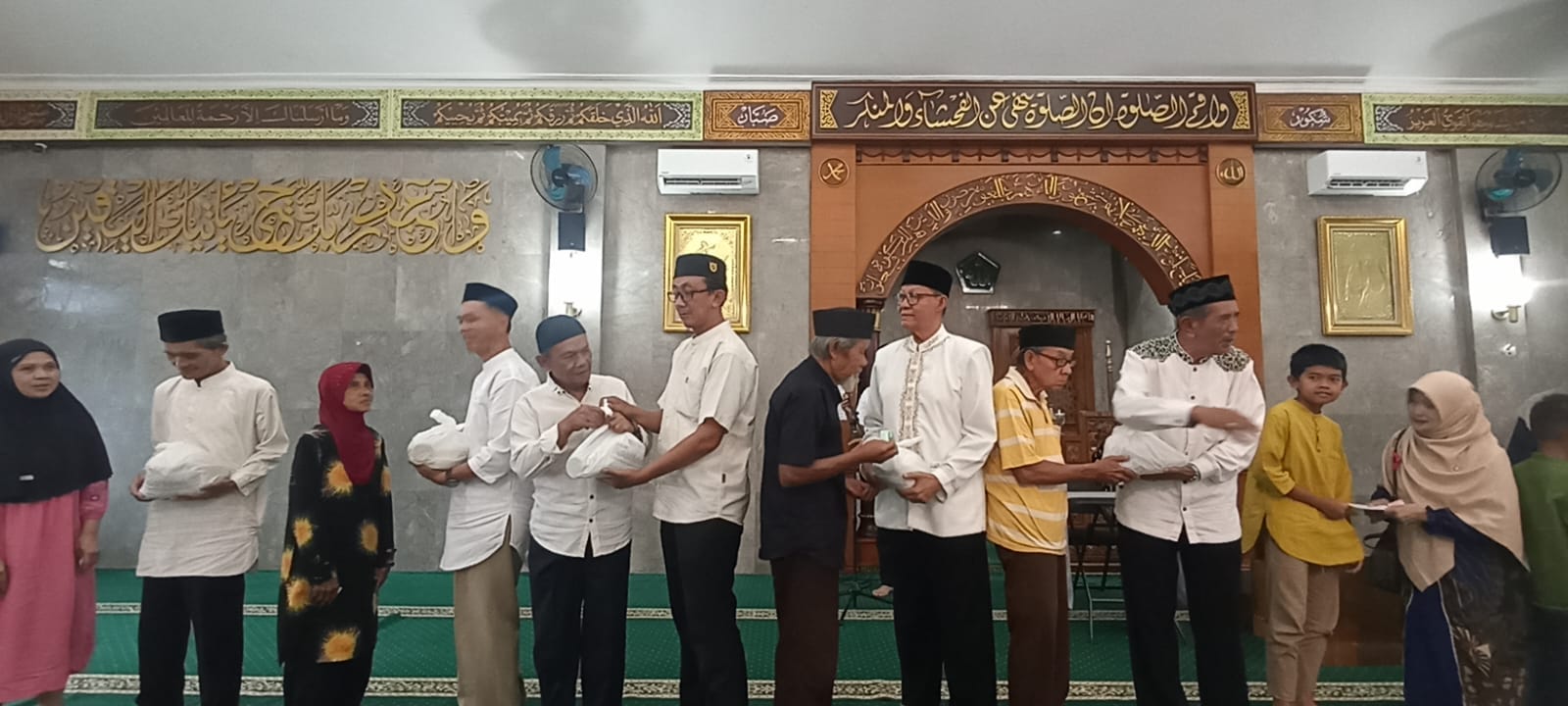 Santunan di Masjid Rahmatullah Panglayungan Tasikmalaya