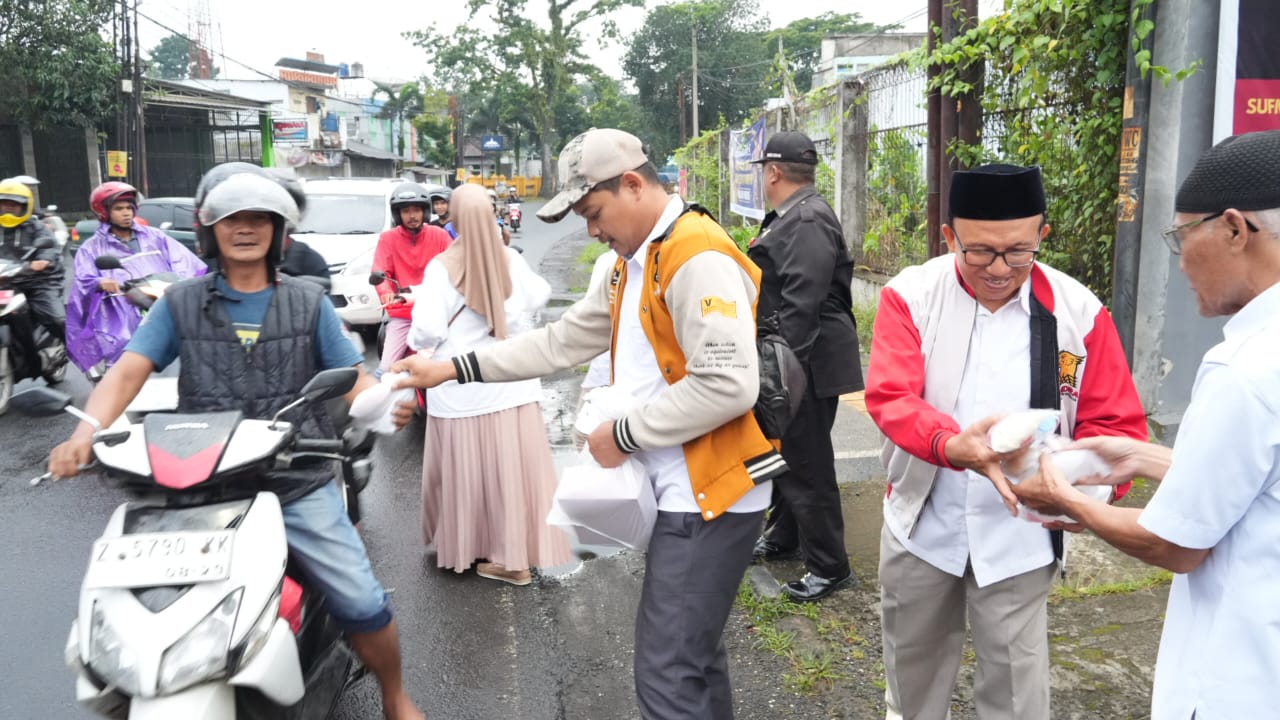 Ketua DPRD Tasikmalaya Pimpin Aksi Berbagi Takjil untuk Warga